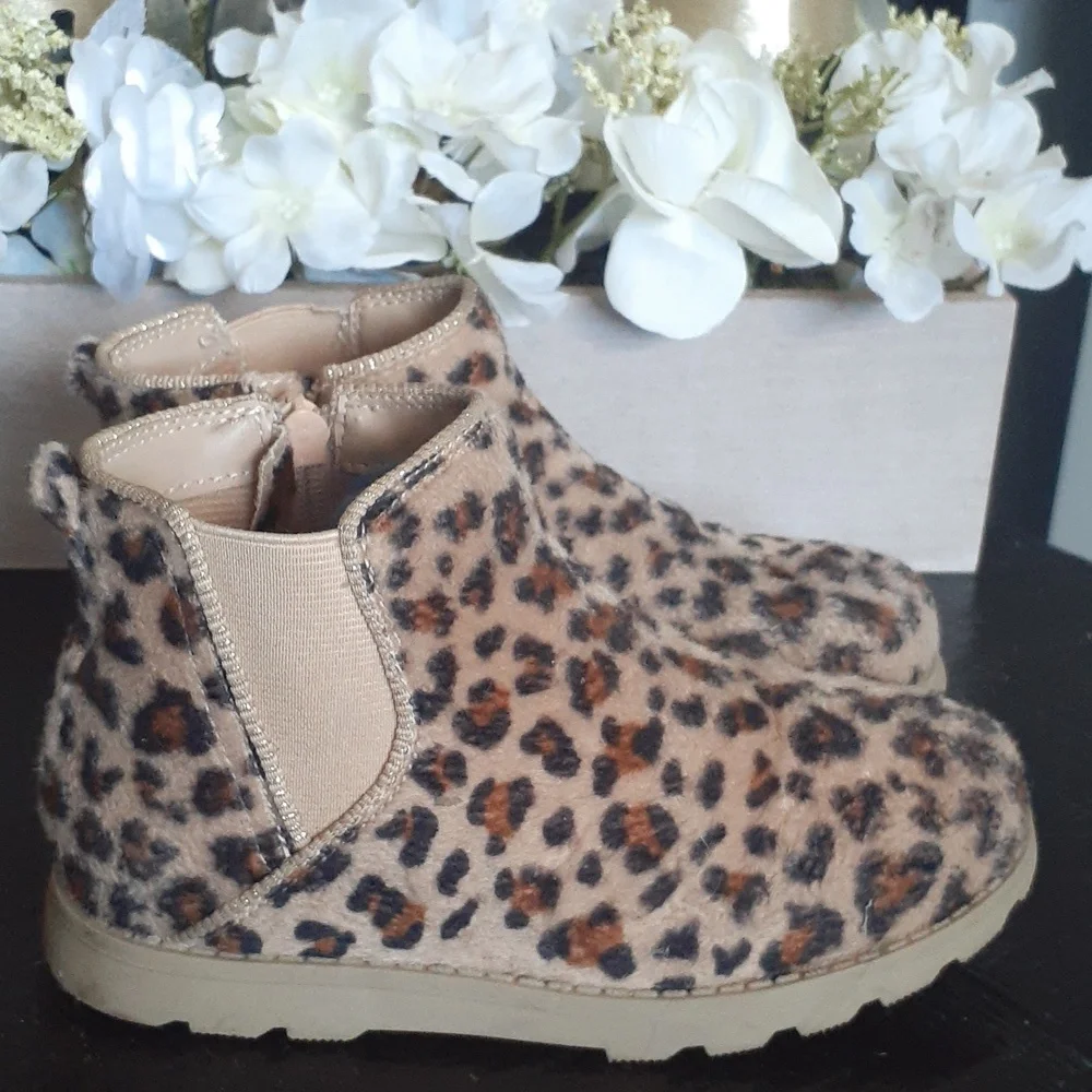 CARTER'S BOOTIES ANIMALS PRINTS